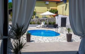 mały basen na patio z dwiema doniczkowymi roślinami w obiekcie Cozy Home In Krasica With Jacuzzi w mieście Krasica