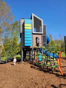 Kawasan permainan kanak-kanak di Tobermory Village Cabins