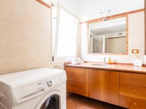 Un baño con lavadora y lavabo. en Monopoli, Mare Fuori, en Monopoli