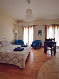 1 dormitorio con 1 cama, mesa y sillas en Leli House, en La Canea