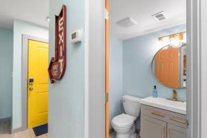 フォート・ウォルトン・ビーチにあるRetro - Arcade Home, Kids, Dogs, Grill, & Beach!のバスルーム(トイレ付)、黄色のドア +31枚の写真