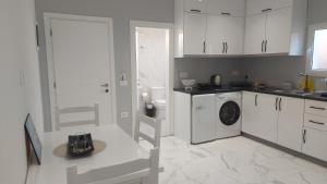 Η κουζίνα ή μικρή κουζίνα στο Beni 's apartments +10 φωτογραφίες