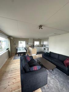 Sala de estar con 2 sofás y mesa en Camp Caroli 2.0, en Jukkasjärvi