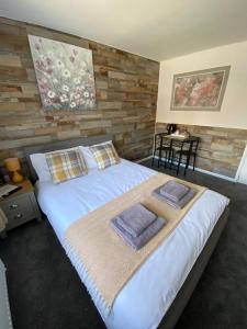 Un pat sau paturi într-o cameră la Gatwick Deluxe En-suite Rooms