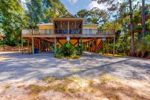 una casa grande con una terraza encima en Morillo's Miracle, en Edisto Beach