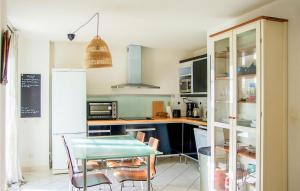 Η κουζίνα ή μικρή κουζίνα στο 2 Bedroom Amazing Home In Dives-Sur-Mer