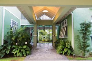 Giardino di Choose To Be Happy at EI8HT! - Super Studios and Penthouse Apartment