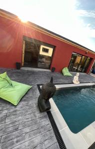 ein Haus mit einem Pool neben einem Gebäude in der Unterkunft Aux Sources de Bali in Hermes
