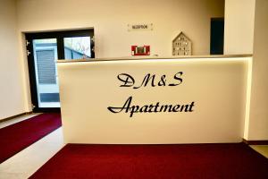 ein Ms-Termine-Schild in einem Zimmer mit einem roten Teppich in der Unterkunft DM & s Apartment in Wien