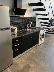 una cocina con fregadero y lavadora en Mini duplex moderno bien ubicado., en Tarifa 19 fotos más