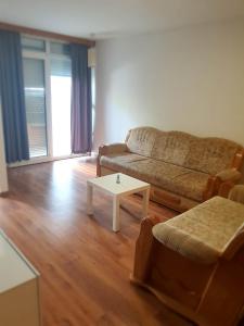 uma sala de estar com um sofá e uma mesa de centro em Apartment Dort em Koper