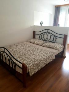 un letto in una camera da letto con pavimento in legno di Apartment Dort a Capodistria