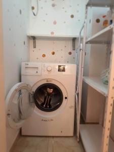 Waschmaschine und Trockner in einem kleinen Zimmer in der Unterkunft Apartment Dort in Koper