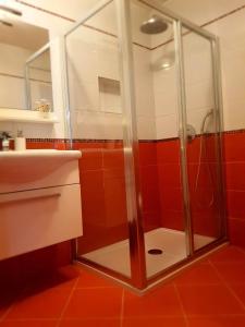 ein Bad mit einer Dusche und einem Waschbecken in der Unterkunft Apartment Dort in Koper