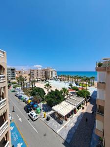 widok miasta z plażą i budynkami w obiekcie Cozy apartment La Mata w mieście La Mata
