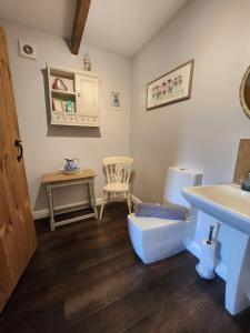 Ένα μπάνιο στο East Cote Cottage +15 φωτογραφίες