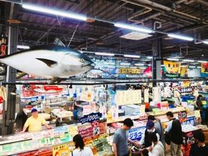 un groupe de personnes dans un magasin avec un ballon de requin dans l'établissement 風 - Family House KAZE -, à Shirahama