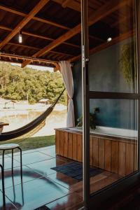 een kamer met een bad en een hangmat bij Recanto do Vale in Pomerode