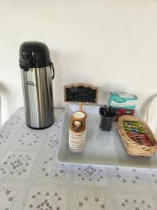 einen Tisch mit einem Tablett mit einer Kaffeekanne darauf in der Unterkunft Finca ARES in Filandia