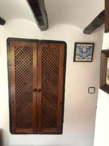 een houten deur aan een muur met een foto bij El Refugi in Vilafames
