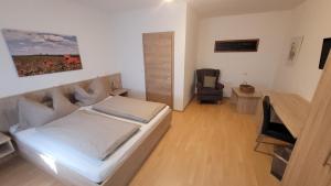 A bed or beds in a room at Weingut & Gästehaus Markus Tschida