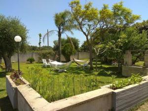 A garden outside Agriturismo Villa Tommaso
