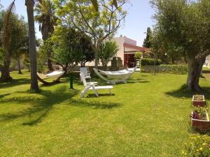 A garden outside Agriturismo Villa Tommaso