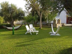 A garden outside Agriturismo Villa Tommaso