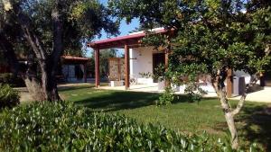 A garden outside Agriturismo Villa Tommaso