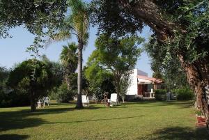 A garden outside Agriturismo Villa Tommaso