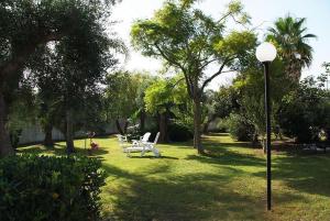 A garden outside Agriturismo Villa Tommaso
