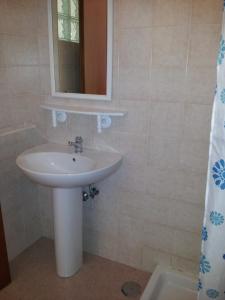ein Bad mit einem Waschbecken und einem Spiegel in der Unterkunft La Dimora del Beato in Martina Franca