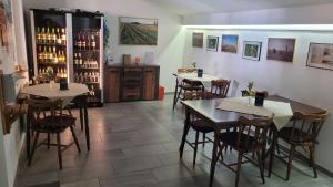 A restaurant or other place to eat at Weingut & Gästehaus Markus Tschida