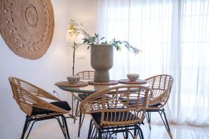 een eetkamer met een tafel met stoelen en een vaas bij Balcón de Marina del Este in La Herradura