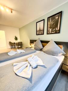 twee bedden in een kamer met handdoeken erop bij Apartment für 3 Gäste mit kostenlosen Parkplätzen und Lift in Hannover