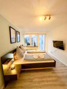 ein Schlafzimmer mit einem großen Bett und einem Fenster in der Unterkunft Apartment für 3 Gäste mit kostenlosen Parkplätzen und Lift in Hannover