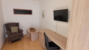 A television and/or entertainment centre at Weingut & Gästehaus Markus Tschida