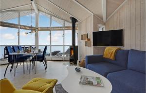 Kelstrup StrandにあるStunning Home In Haderslev With 2 Bedrooms And Wifiのリビングルーム(青いソファ、テーブル付)