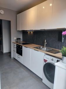 O bucătărie sau chicinetă la Wolu Flat - Entire housing
