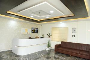 una hall con divano e reception di Spectra Hotel Bangalore Airport a Bangalore