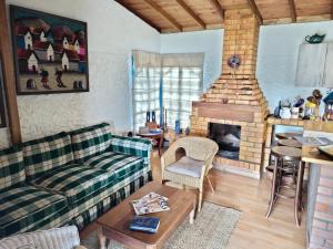 a living room with a couch and a fireplace at Hermoso Refugio en la Laguna de Suesca in Suesca