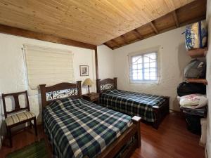 a bedroom with two beds and a window at Hermoso Refugio en la Laguna de Suesca in Suesca