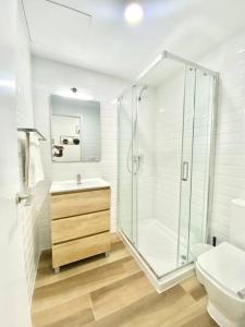 y baño con ducha, lavabo y aseo. en Madrid Rio Amparo Usera, en Madrid