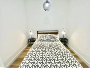 Łóżko lub łóżka w pokoju w obiekcie Madrid Rio Amparo Usera