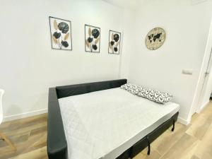Łóżko lub łóżka w pokoju w obiekcie Madrid Rio Amparo Usera