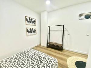 Łóżko lub łóżka w pokoju w obiekcie Madrid Rio Amparo Usera