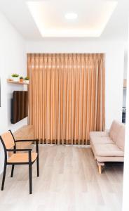 a living room with a couch and a table at Casa La Merced in Tarapoto