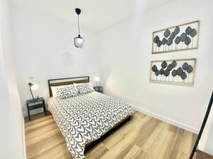 Łóżko lub łóżka w pokoju w obiekcie Madrid Rio Amparo Usera