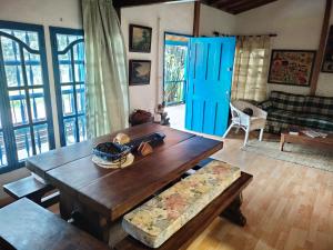 sala de estar con mesa de madera y puertas azules en Hermoso Refugio en la Laguna de Suesca en Suesca