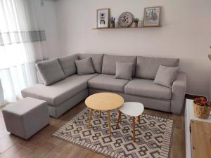 sala de estar con sofá y mesa en Saeri's Stylish Apartment, en Shëngjin